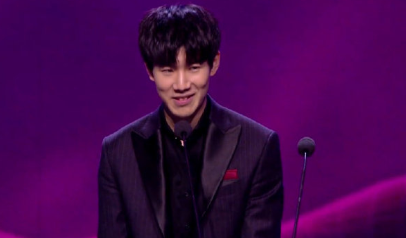 Bin成为历史上第一位在国际赛事BO5里四次战胜T1的选手