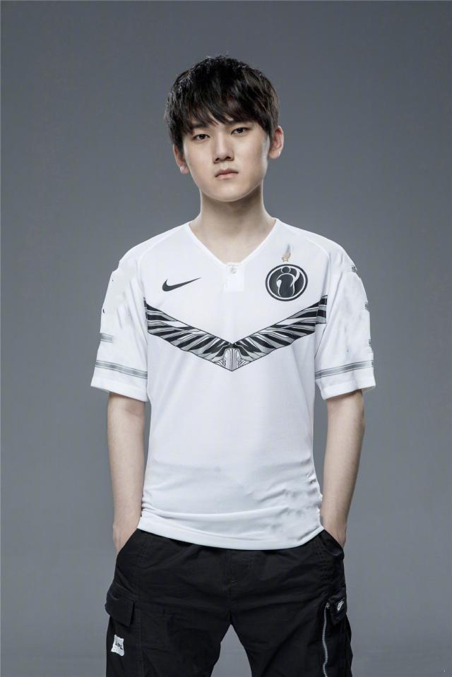 knight：只需要正常对待JDG就可以了，对老队友说一起加油